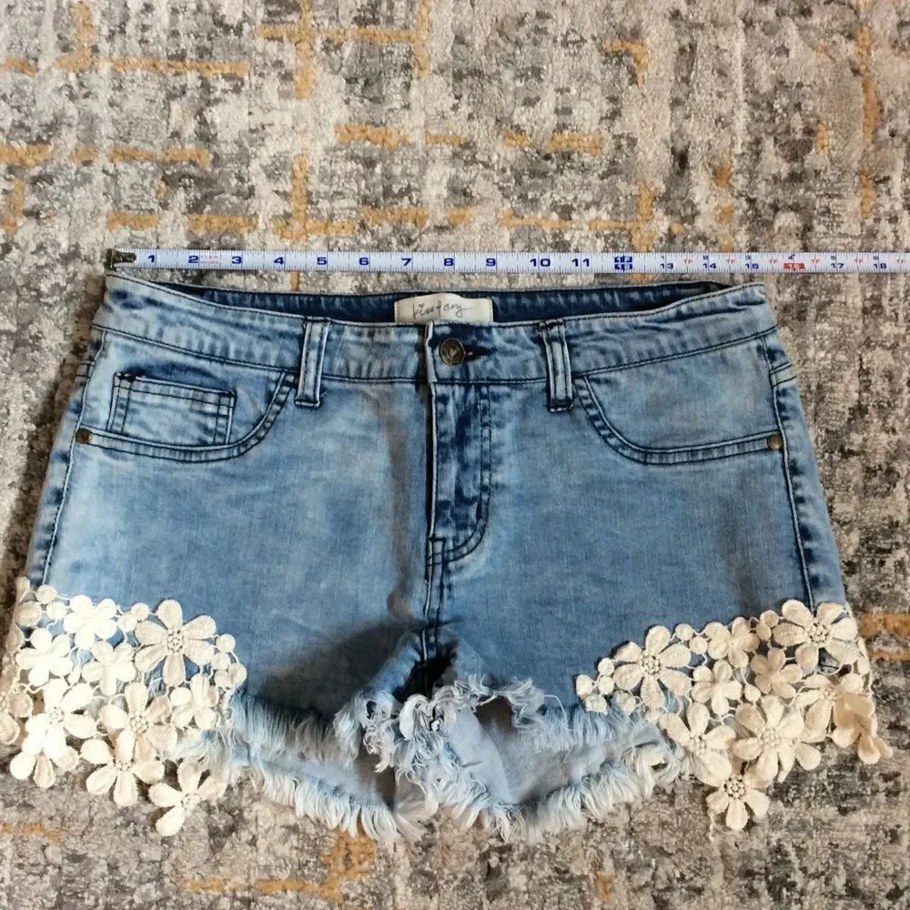 3 for $25 SUPER CUTE DENIM SHORTS WITH FLOWER DETAIL! SZ L